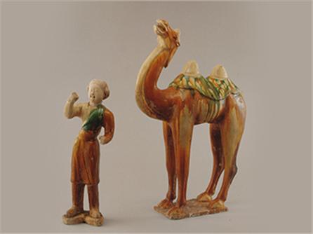  唐三彩骆驼和牵驼俑  唐（618-907年）