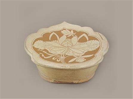  磁州窑釉下划花如意形枕  宋（960-1279年）